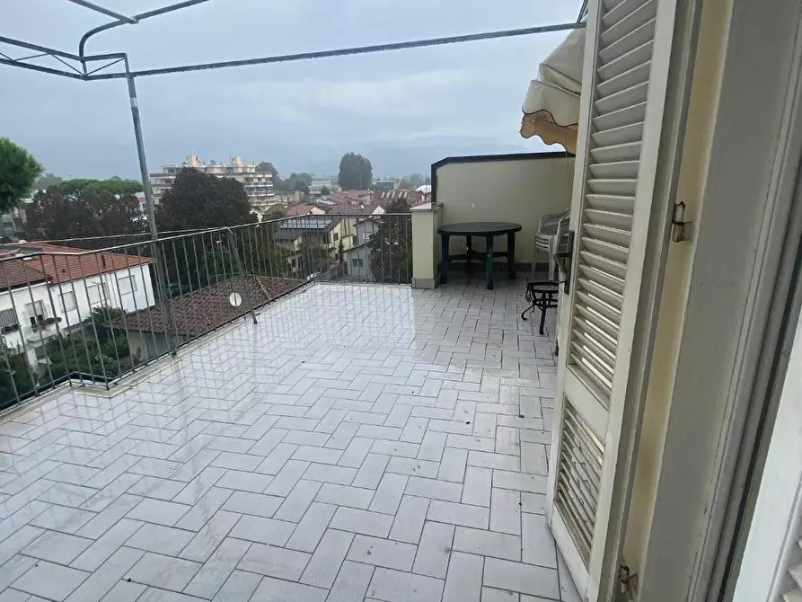 Immagine 3 di Mansarda in vendita  a Viareggio