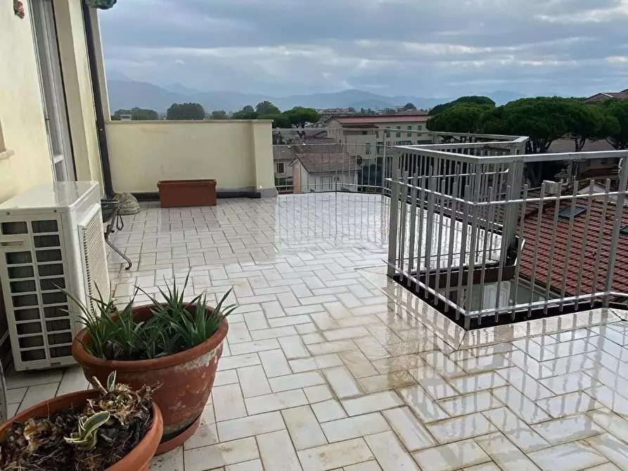 Immagine 21 di Mansarda in vendita  a Viareggio