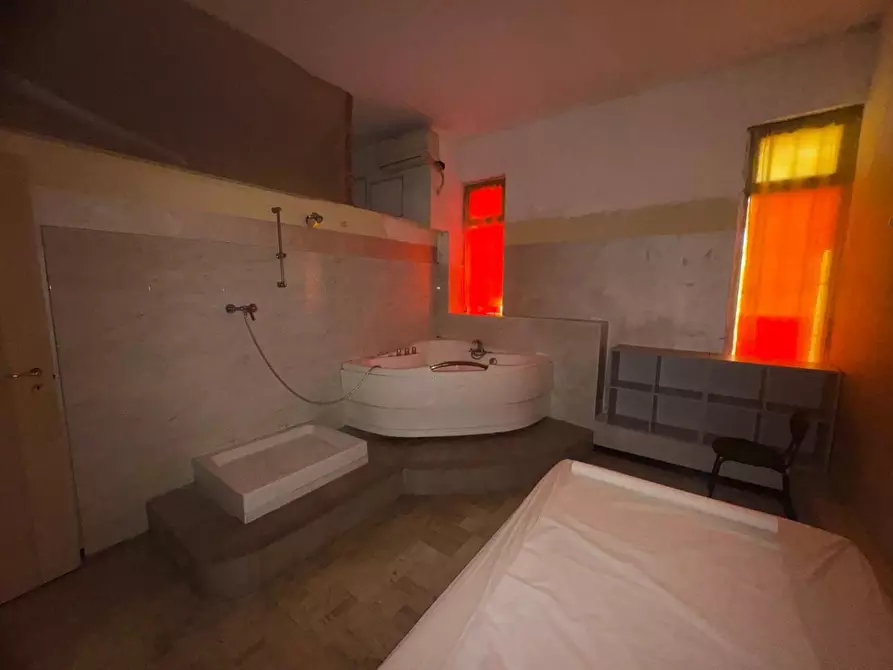 Immagine 9 di Locale commerciale in vendita  a Pontedera