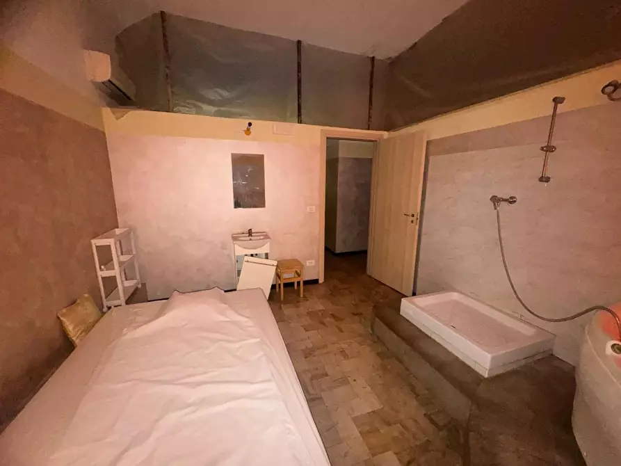 Immagine 2 di Locale commerciale in vendita  a Pontedera