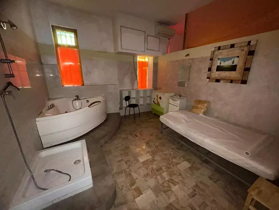 Immagine 3 di Locale commerciale in vendita  a Pontedera