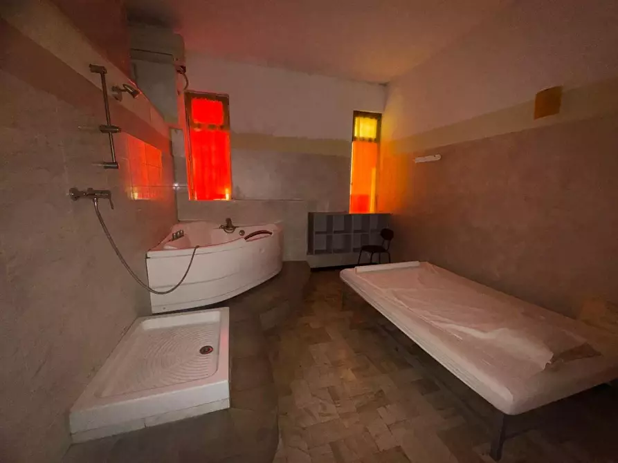 Immagine 10 di Locale commerciale in vendita  a Pontedera