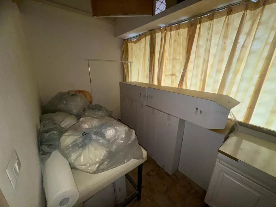 Immagine 8 di Locale commerciale in vendita  a Pontedera