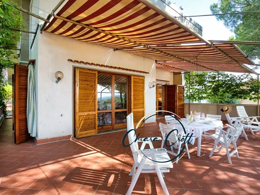 Immagine 3 di Villa in vendita  a Livorno