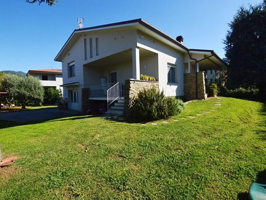 Immagine 25 di Villa in vendita  a Capannori