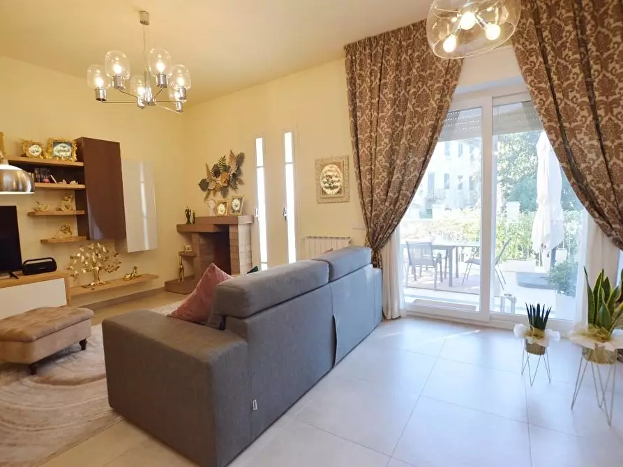 Immagine 4 di Villa in vendita  a Capannori