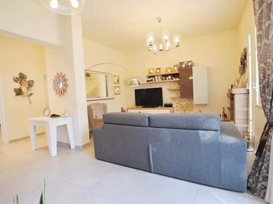 Immagine 3 di Villa in vendita  a Capannori