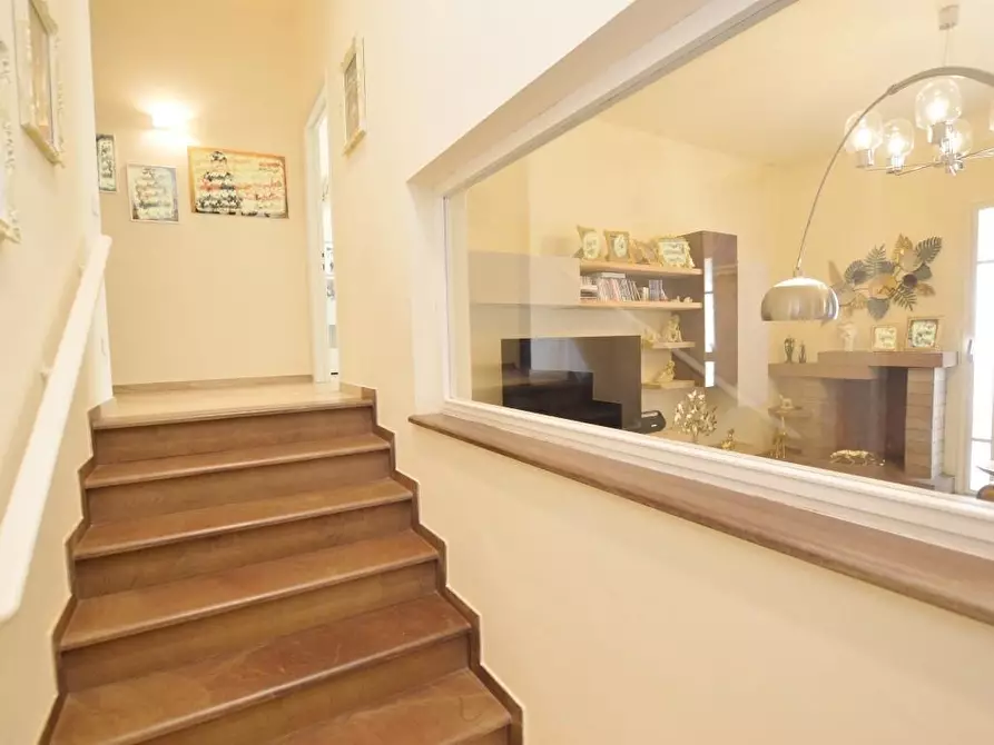 Immagine 12 di Villa in vendita  a Capannori