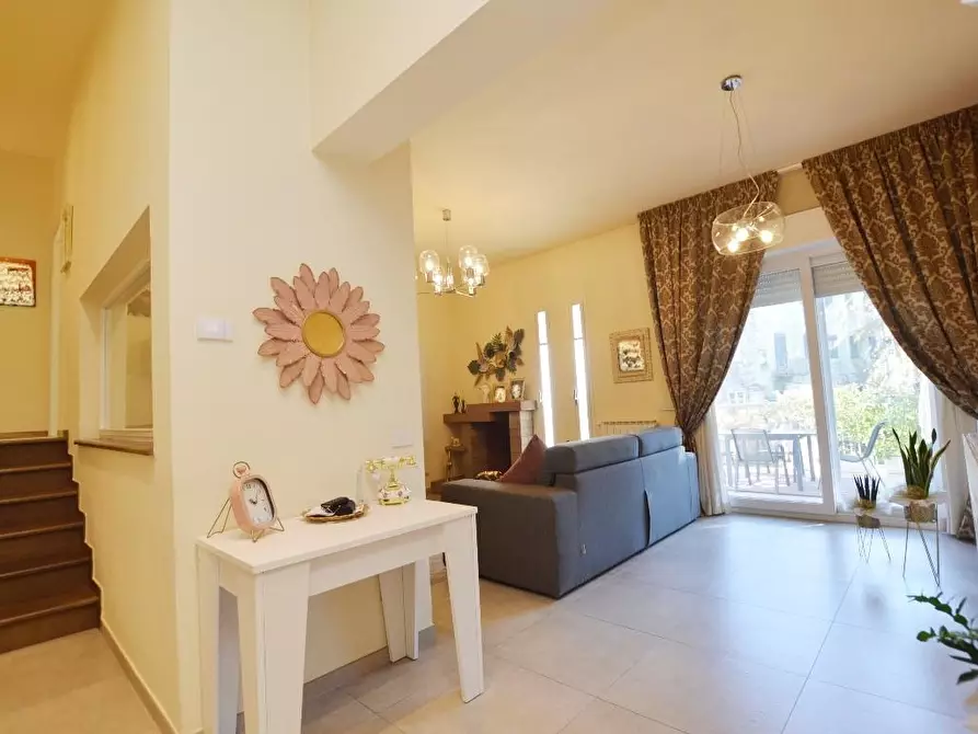 Immagine 6 di Villa in vendita  a Capannori