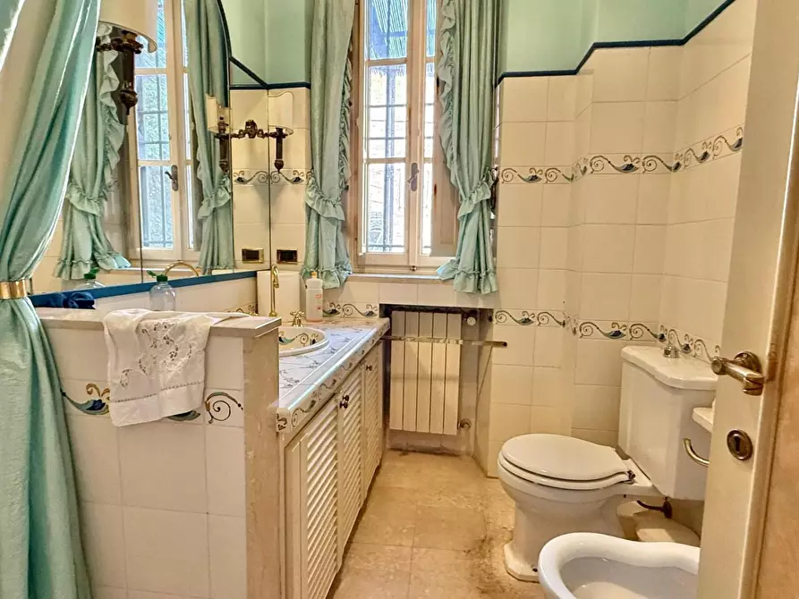 Immagine 30 di Appartamento in vendita  a Lucca