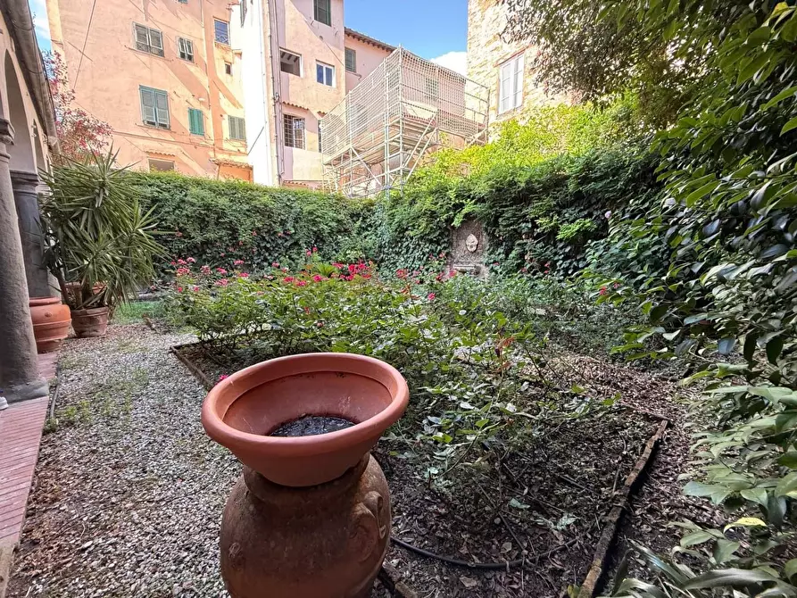 Immagine 8 di Appartamento in vendita  a Lucca