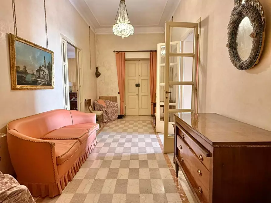 Immagine 12 di Appartamento in vendita  a Lucca