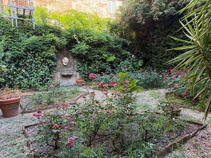 Immagine 6 di Appartamento in vendita  a Lucca