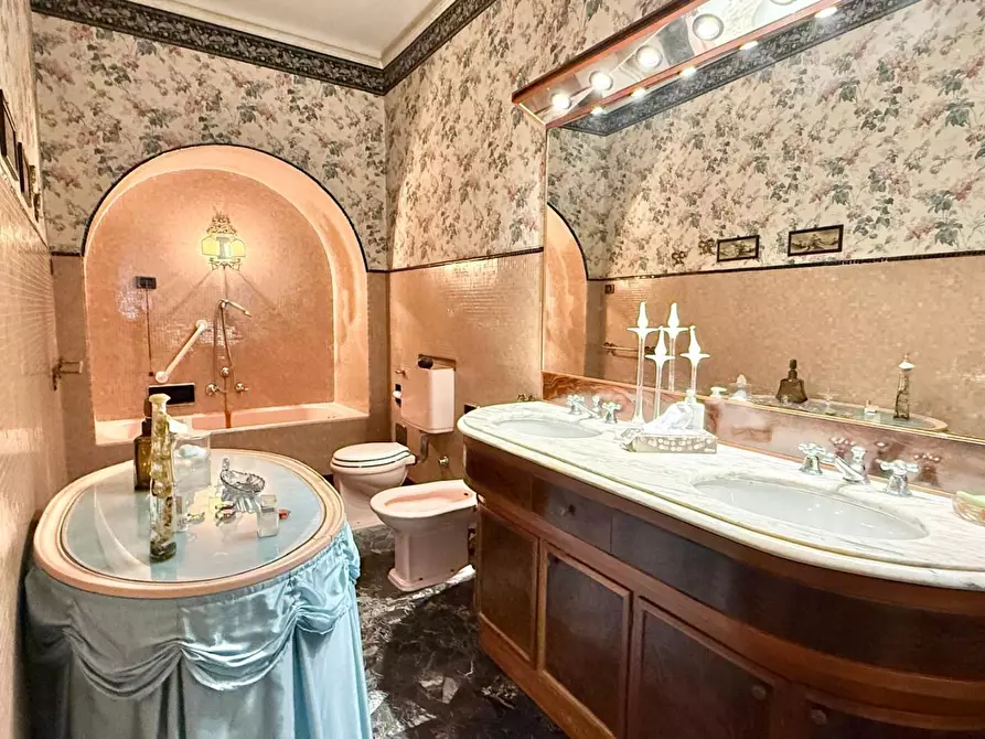 Immagine 27 di Appartamento in vendita  a Lucca