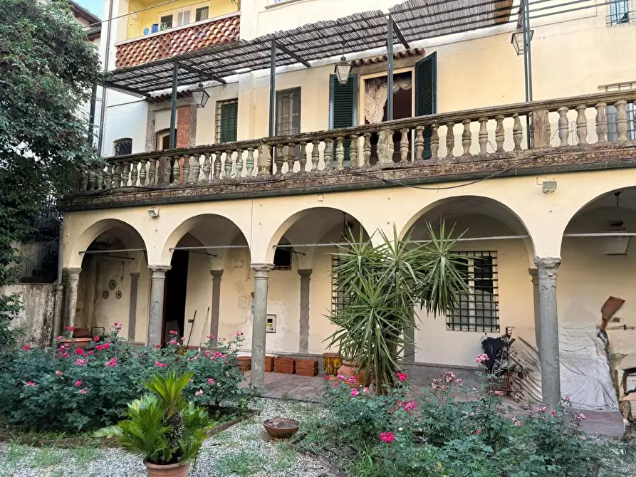 Immagine 5 di Appartamento in vendita  a Lucca