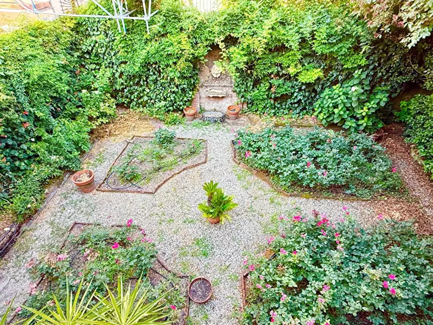 Immagine 7 di Appartamento in vendita  a Lucca