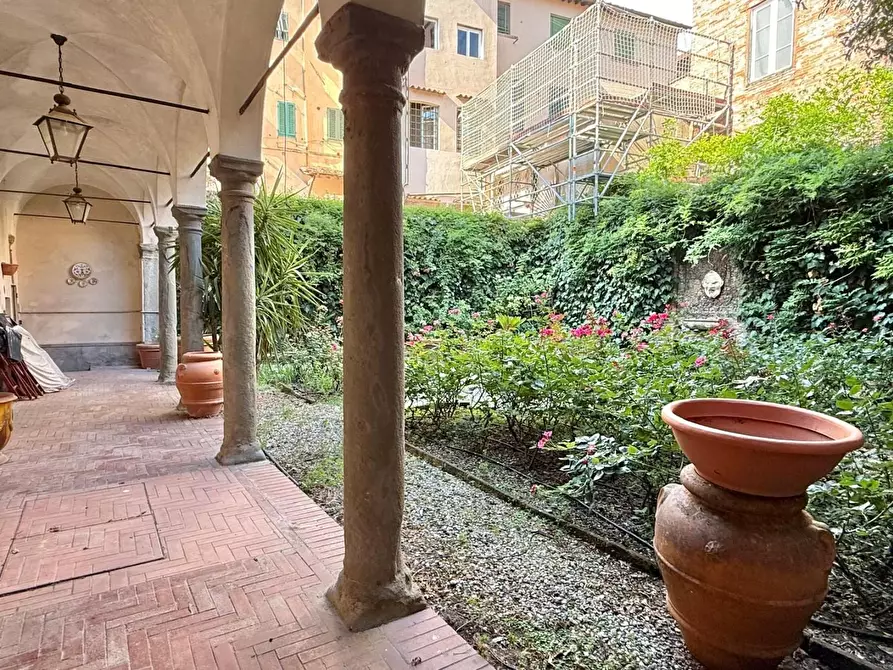 Immagine 10 di Appartamento in vendita  a Lucca