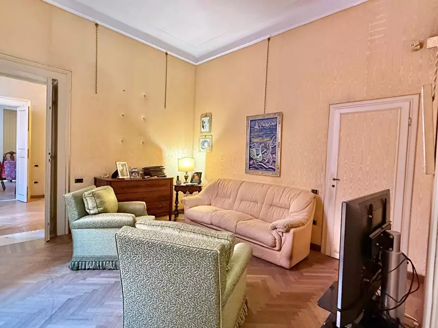 Immagine 21 di Appartamento in vendita  a Lucca