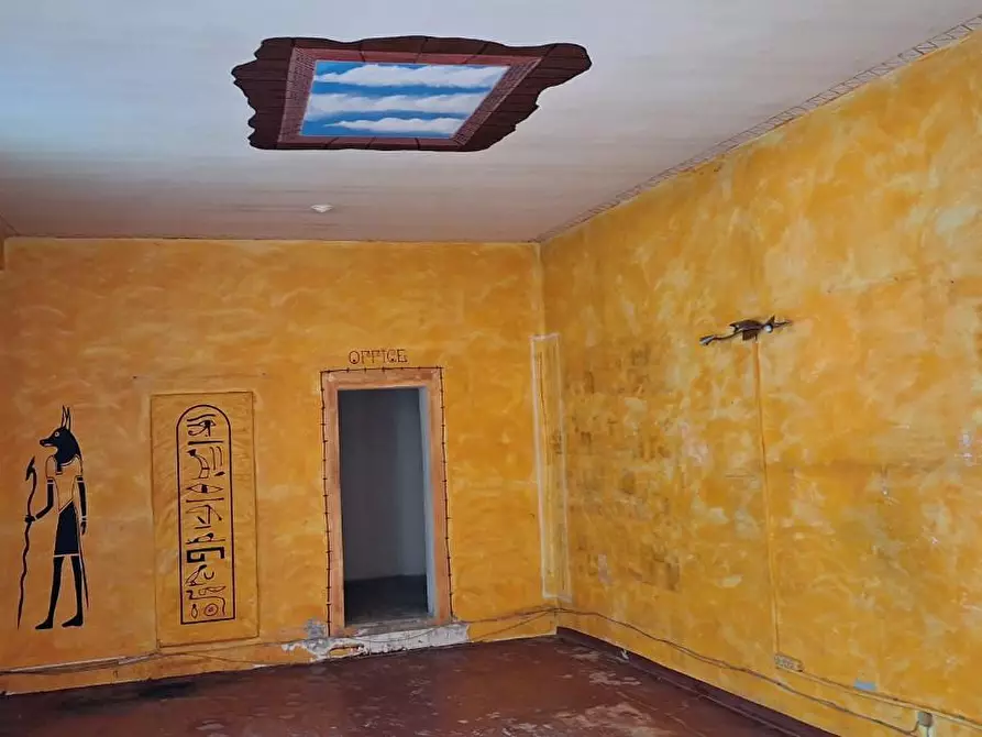 Immagine 6 di Negozio in vendita  a Livorno