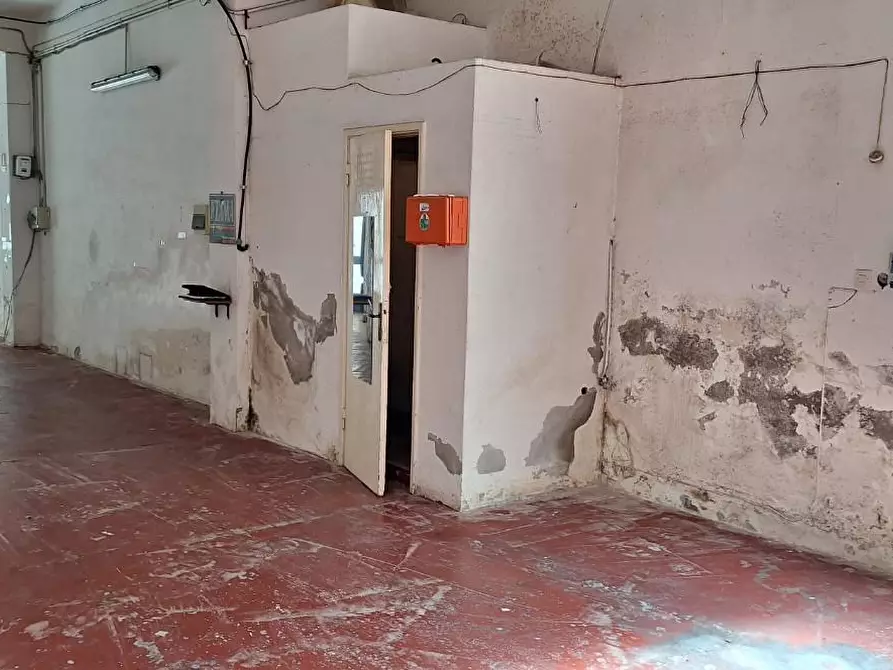 Immagine 8 di Negozio in vendita  a Livorno