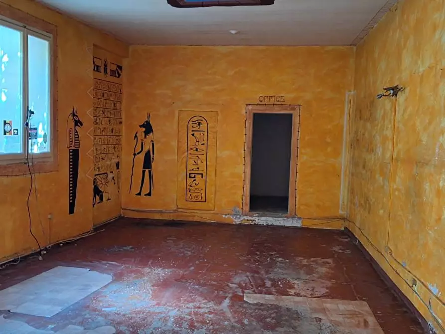 Immagine 1 di Negozio in vendita  a Livorno