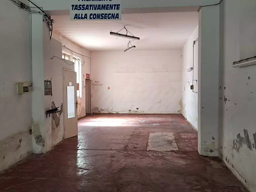 Immagine 10 di Negozio in vendita  a Livorno