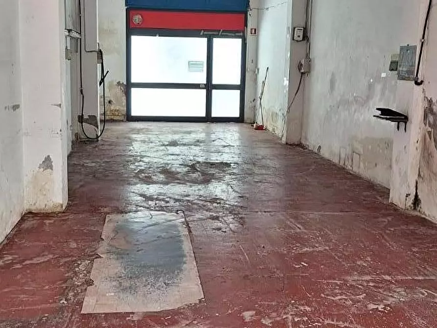 Immagine 9 di Negozio in vendita  a Livorno