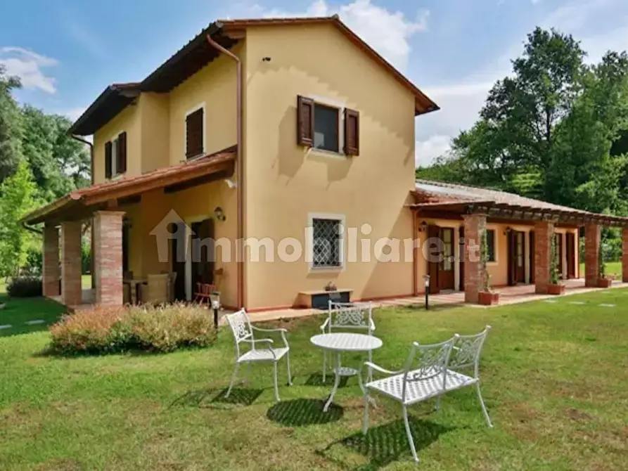 Immagine 2 di Villa in vendita  a Lucca