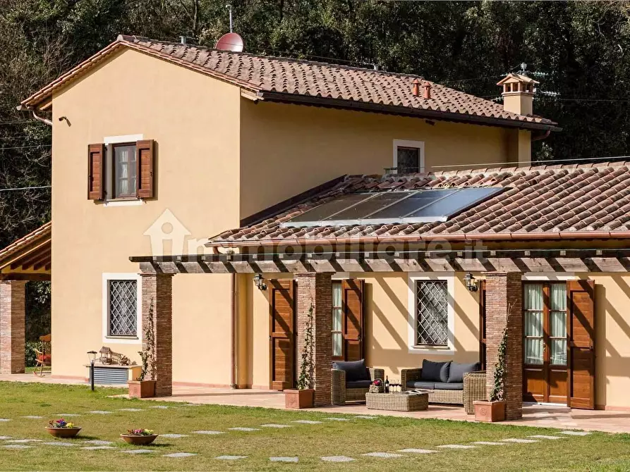Immagine 21 di Villa in vendita  a Lucca