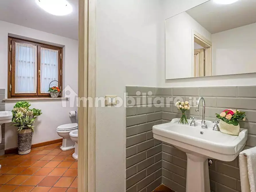 Immagine 18 di Villa in vendita  a Lucca