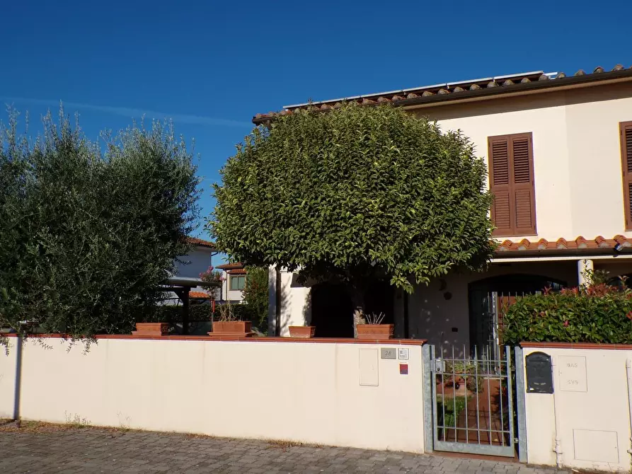 Immagine 1 di Casa bifamiliare in vendita  a Cascina