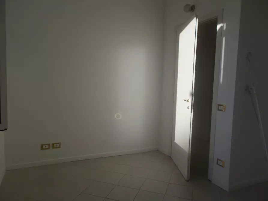 Immagine 8 di Ufficio in affitto  a Pontedera
