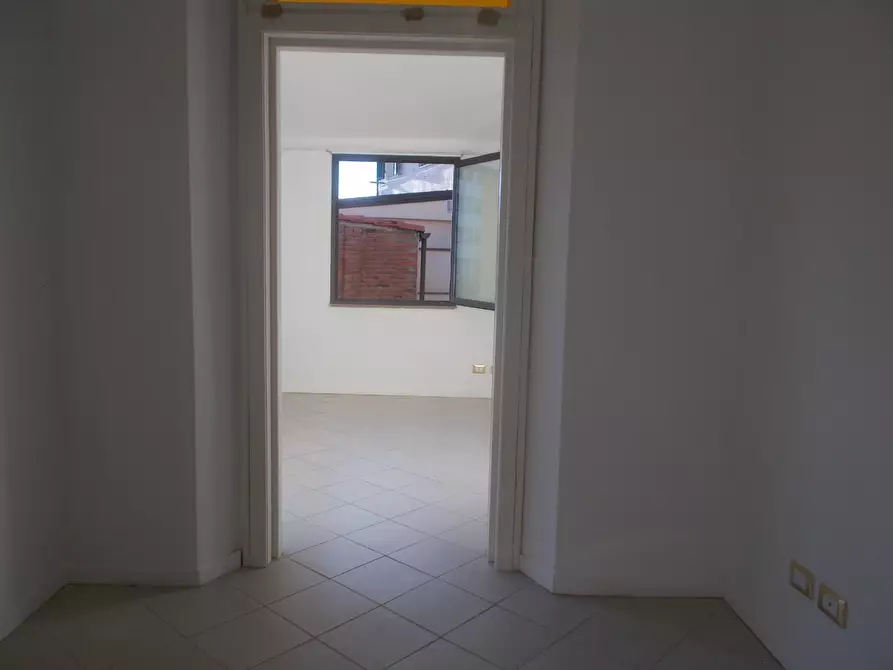 Immagine 11 di Ufficio in affitto  a Pontedera