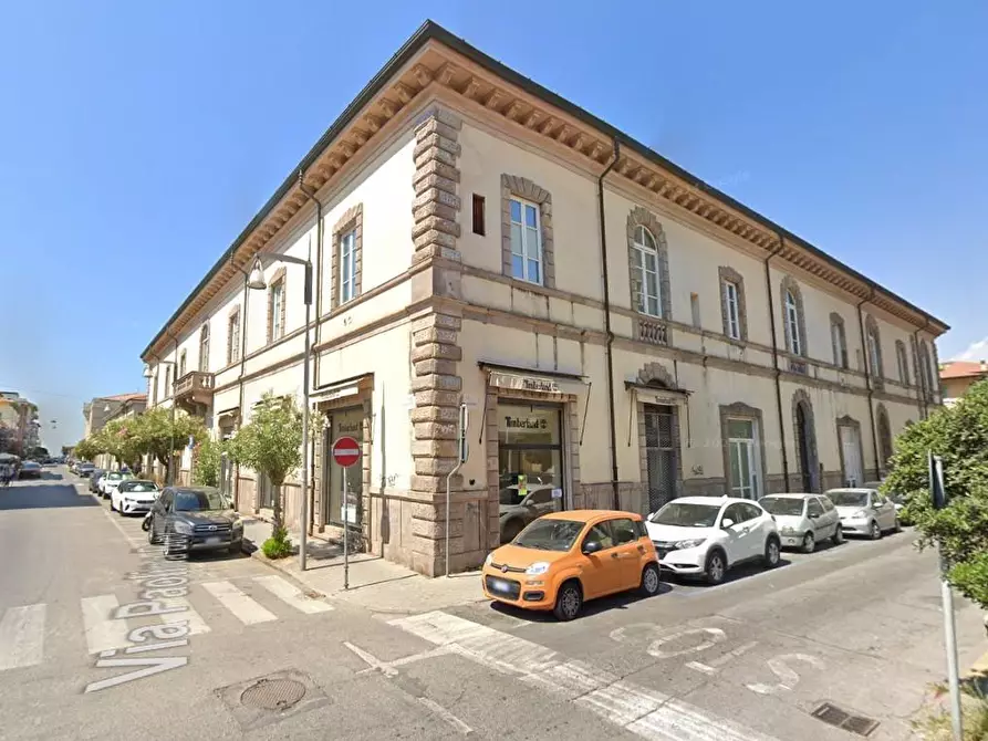 Immagine 3 di Locale commerciale in vendita  a Viareggio