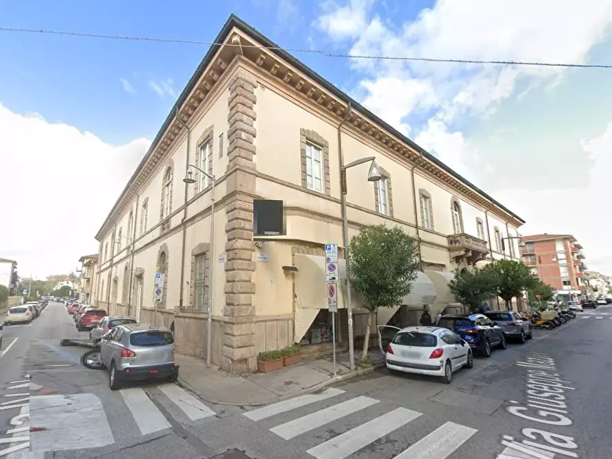 Immagine 2 di Locale commerciale in vendita  a Viareggio