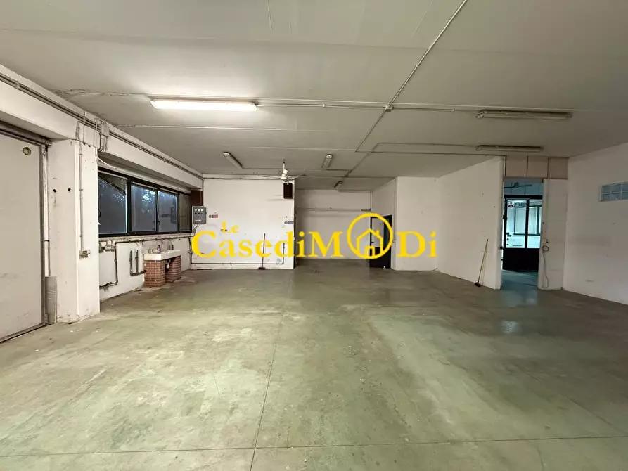 Immagine 5 di Capannone industriale in affitto  a Livorno