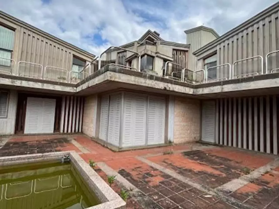 Immagine 2 di Villa in vendita  a Massarosa