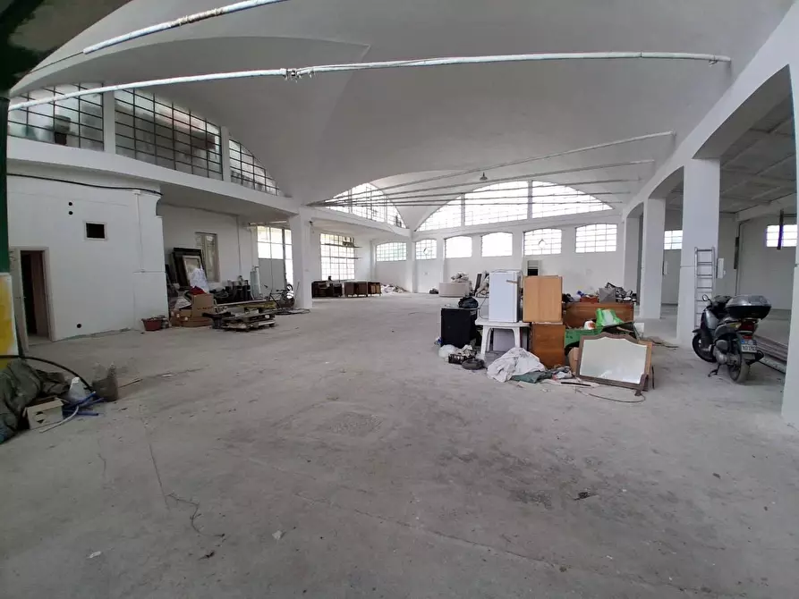 Immagine 1 di Attività artigianale in affitto  a Lucca