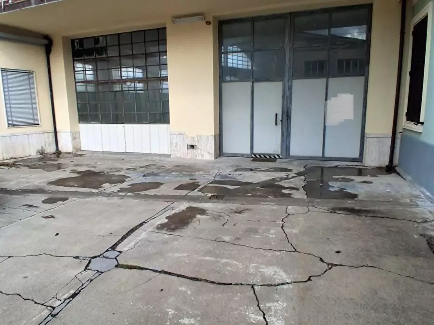 Immagine 9 di Attività artigianale in affitto  a Lucca