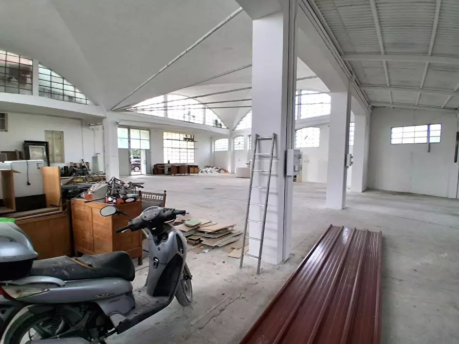 Immagine 3 di Attività artigianale in affitto  a Lucca