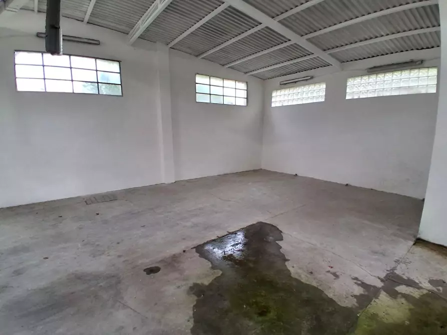 Immagine 4 di Attività artigianale in affitto  a Lucca