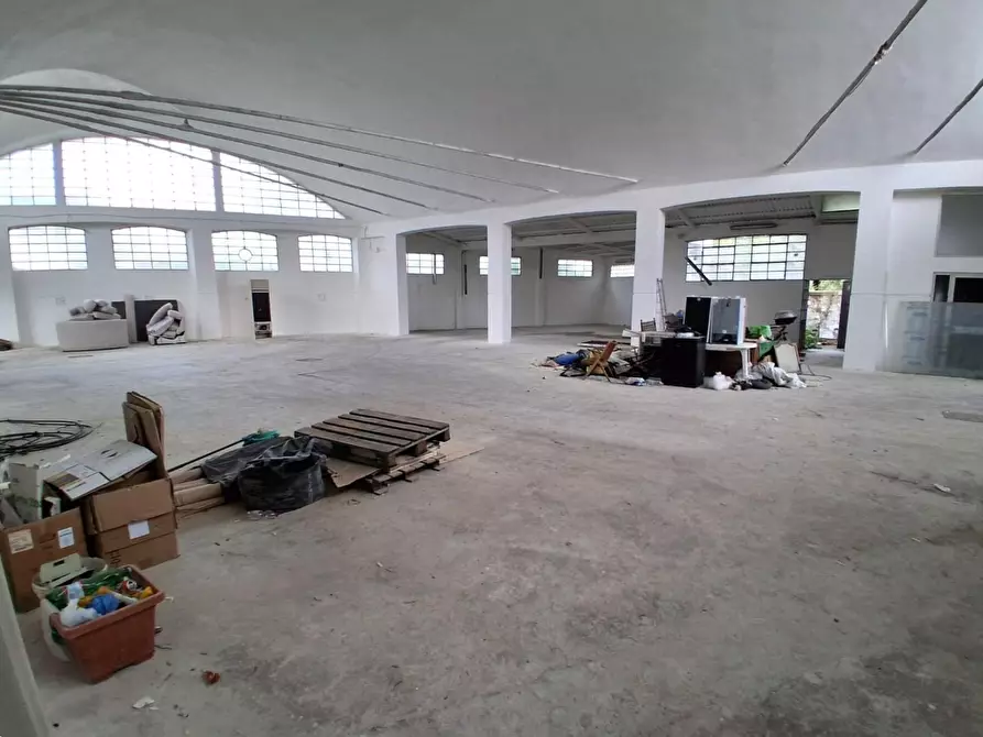 Immagine 2 di Attività artigianale in affitto  a Lucca