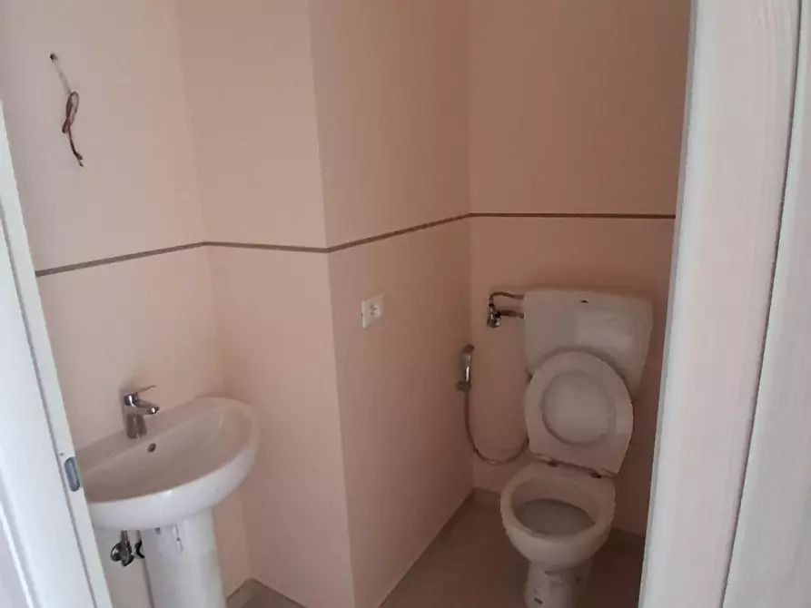 Immagine 3 di Locale commerciale in affitto  a Lucca