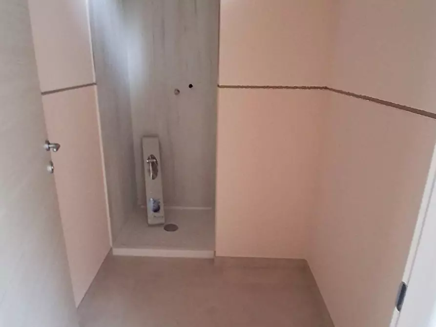 Immagine 4 di Locale commerciale in affitto  a Lucca