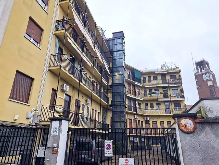 Immagine 2 di Negozio in vendita  a Nerviano