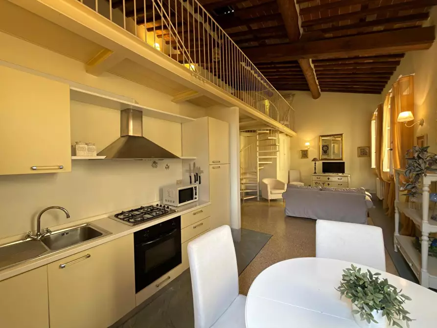 Immagine 1 di Appartamento in affitto  a Lucca