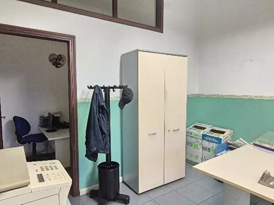 Immagine 2 di Locale commerciale in vendita  a Cascina