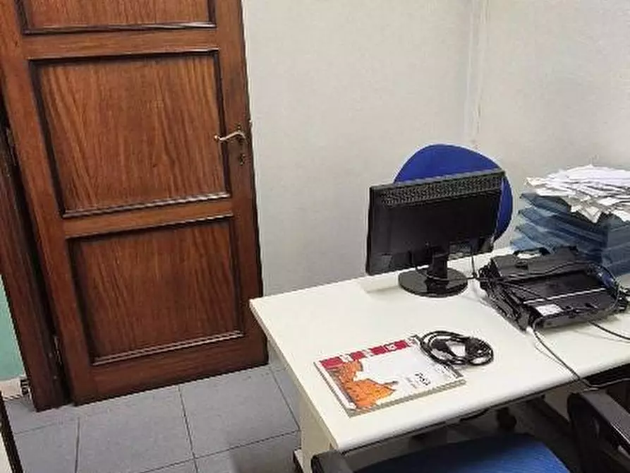 Immagine 10 di Locale commerciale in vendita  a Cascina