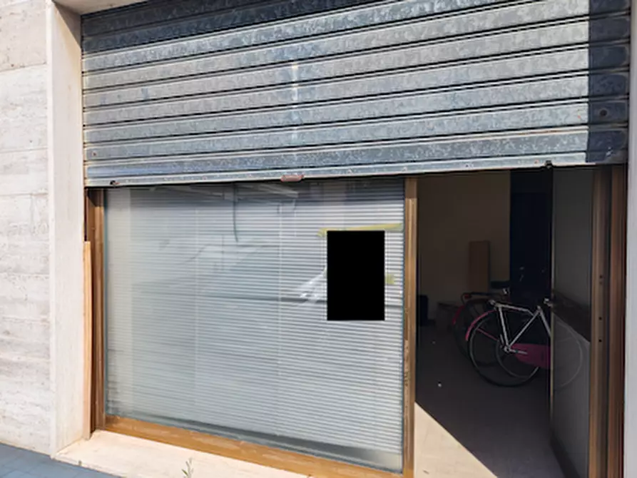 Immagine 1 di Locale commerciale in affitto  a Santa Maria A Monte