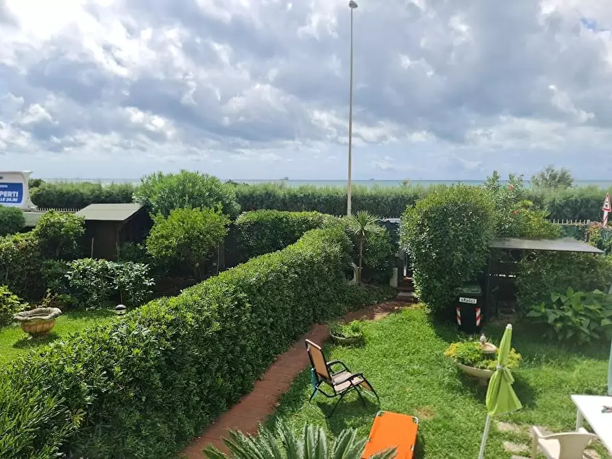 Immagine 1 di Appartamento in affitto  a Carrara